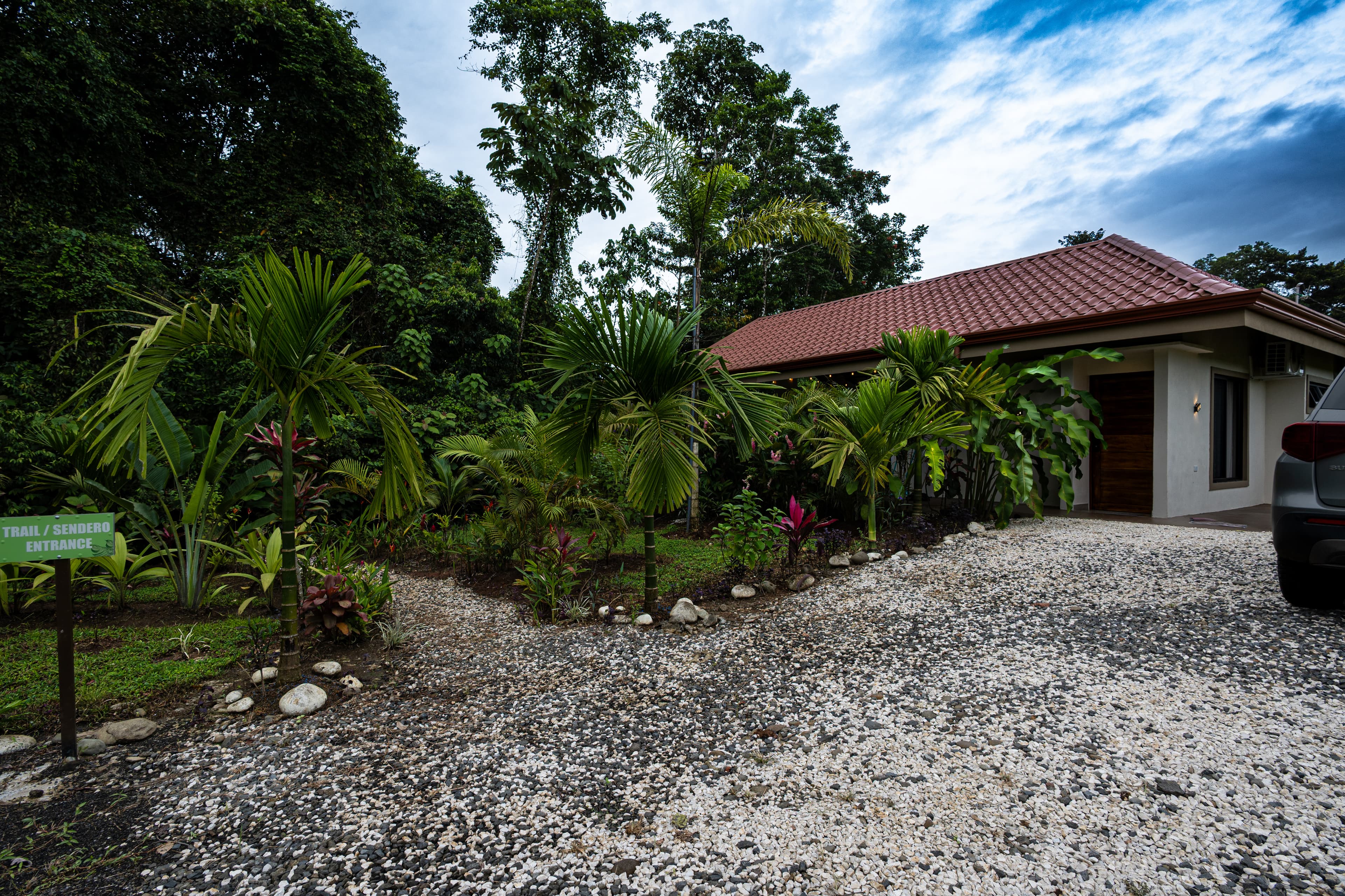Exterior de Villa Evergreen Luxury junto al jardín y entrada del sendero