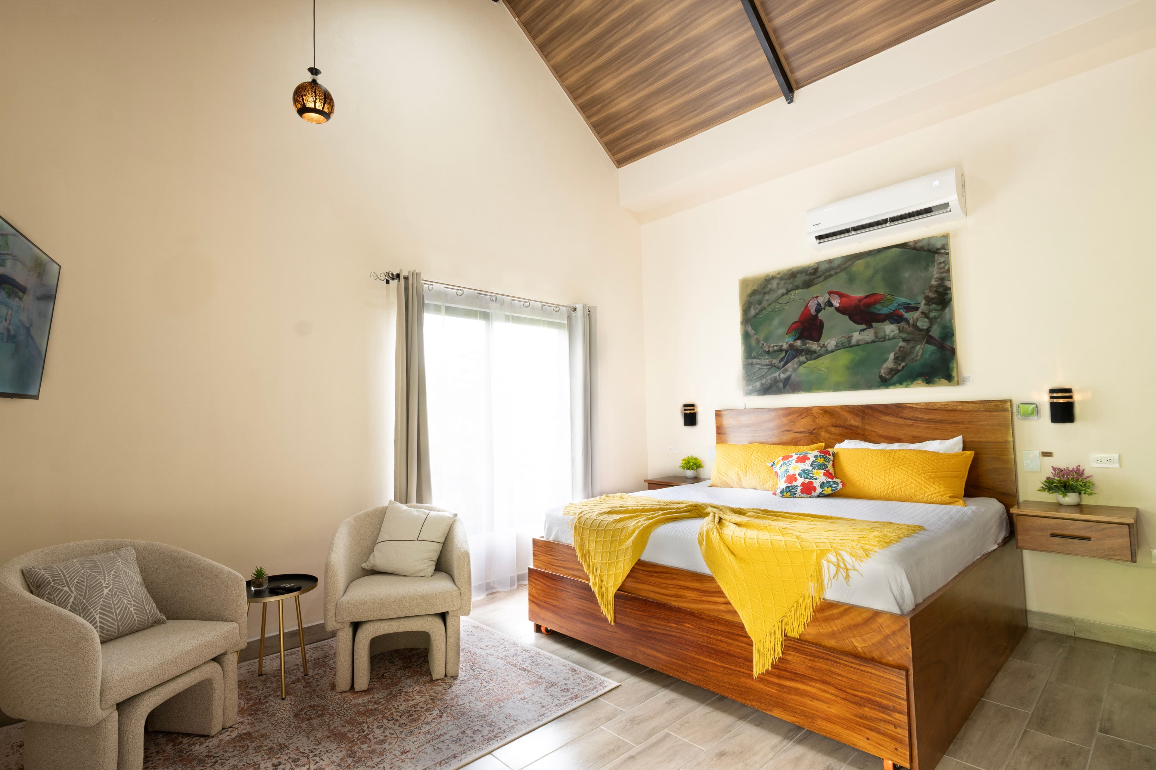 Dormitorio con cama king y detalles en madera