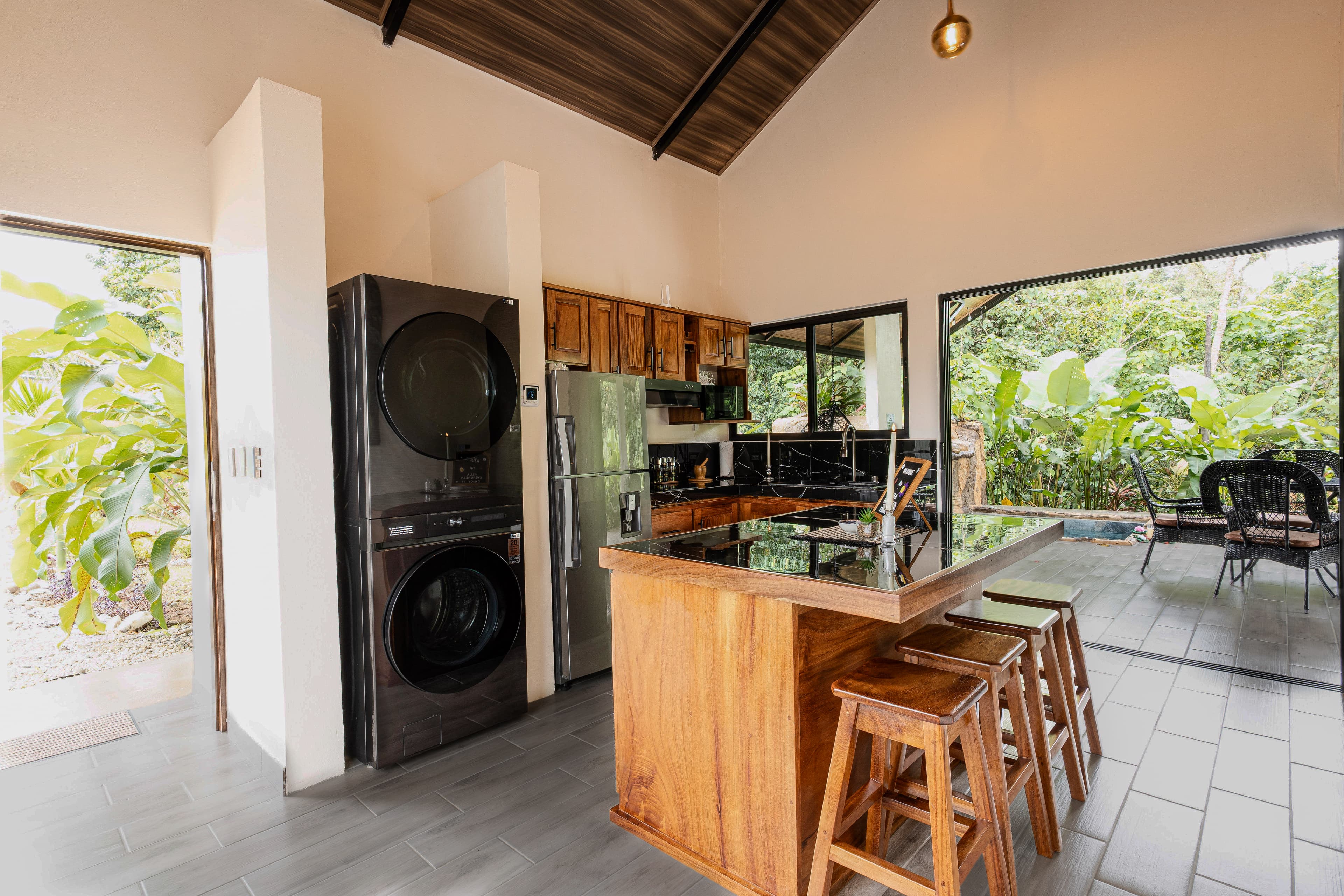 Cocina equipada abierta al entorno tropical